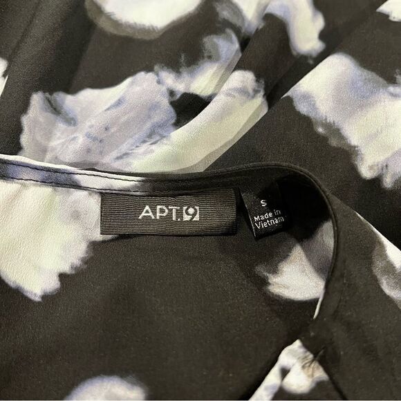 Sleeveless floral blouse - Picture 9 of 13